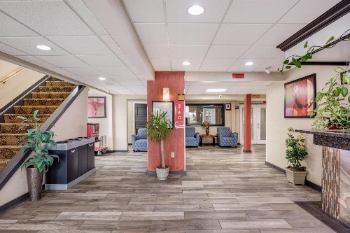 Econo Lodge Airport - Milwaukee image 1