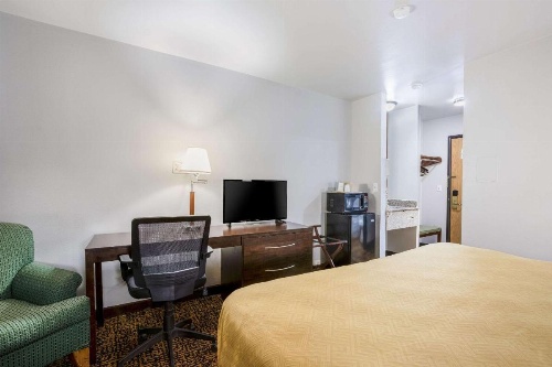 Econo Lodge Airport - Milwaukee image 10