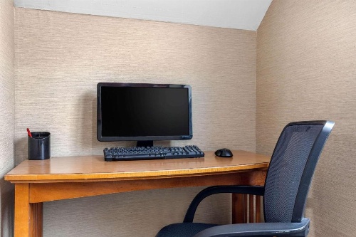Econo Lodge Airport - Milwaukee image 15