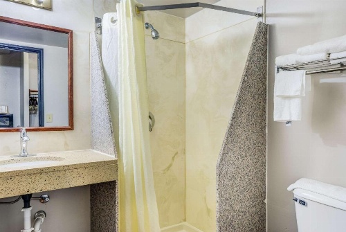 Econo Lodge Airport - Milwaukee image 16