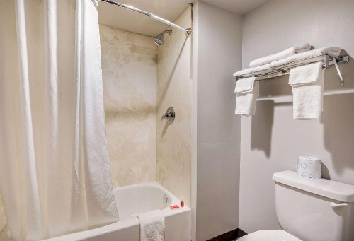 Econo Lodge Airport - Milwaukee image 17