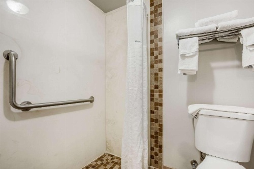 Econo Lodge Airport - Milwaukee image 18
