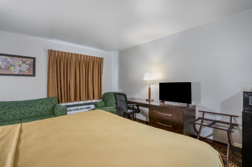 Econo Lodge Airport - Milwaukee image 6