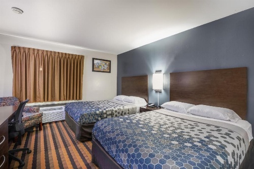 Econo Lodge Airport - Milwaukee image 7