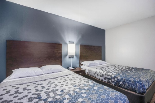 Econo Lodge Airport - Milwaukee image 8