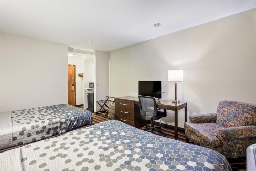 Econo Lodge Airport - Milwaukee image 9